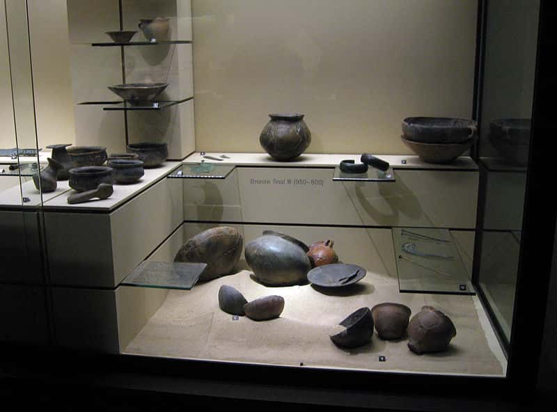 Collection d'ustensiles en bronze datant du dernier tiers de l'âge du bronze. © Will Bakker, <em>Wikimedia Commons</em>, CC by-sa 2.0