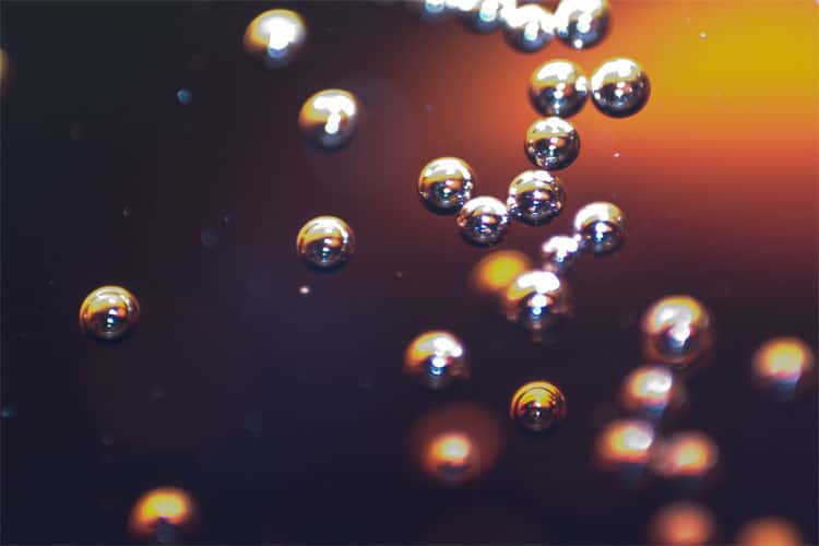 Grâce à la plasmonique, le rayonnement laser excite des nanoparticules d'or qui, en réponse, génèrent des bulles nanoscopiques dans le liquide environnant. Ces bulles vont alors exploser ou bien créer un pore cellulaire en fonction de leur diamètre. Dans ce cas, c'est bien la taille qui compte. © Spiff, Wikipédia, DP