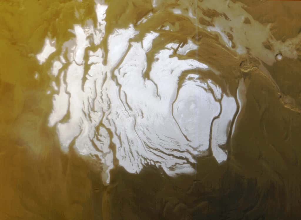 Sur cette photographie acquise le 17 avril 2000 par la <em>Mars Orbiter Camera</em> (MOC) de <em>Mars Global Surveyor</em> (MGS), on voit la calotte polaire australe de Mars avec sa taille minimale en été. La largeur de la calotte d'est en ouest est d'environ 420 kilomètres. © Nasa