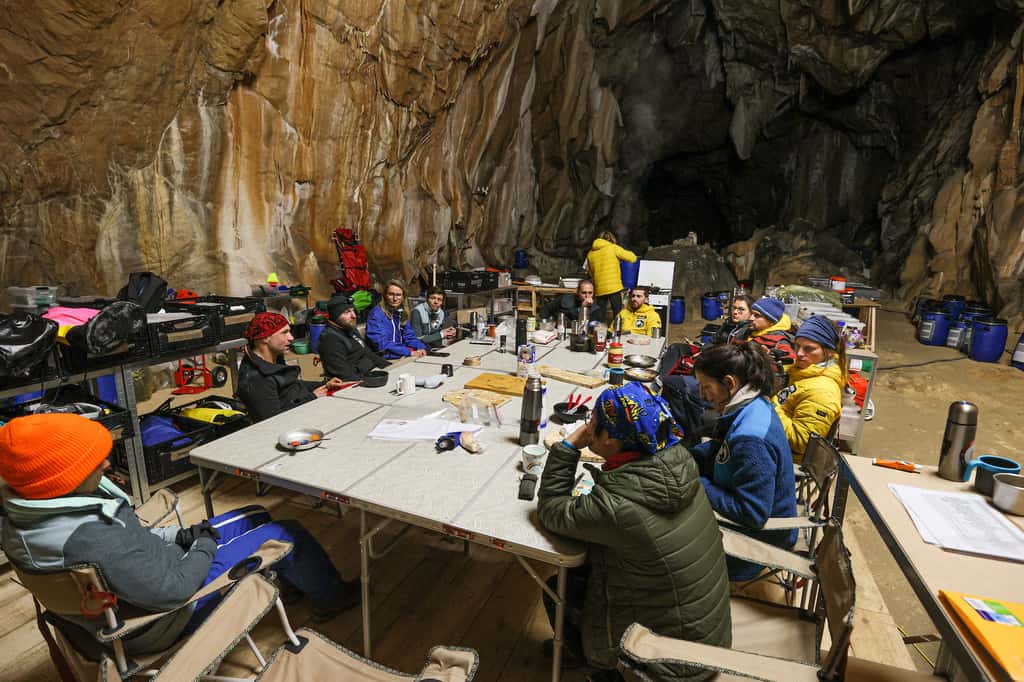 Une partie des « deeptimers » réunis sur le camp de vie, dans la grotte de Lombrives (Ariège). © <em>Human Adaptation Institute</em>