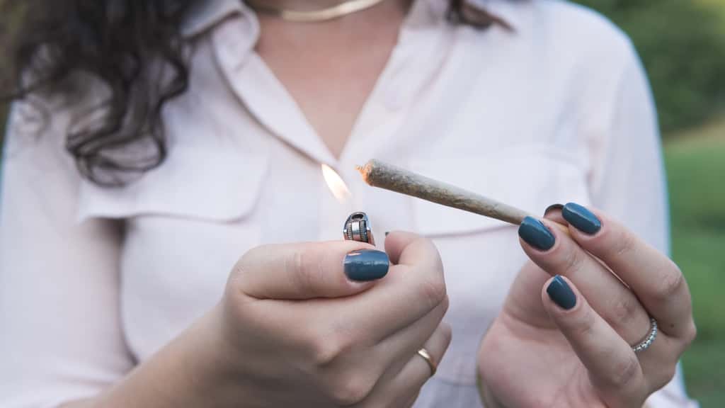  En France, 13,9 % des 18-25 ans déclarent consommer mensuellement du cannabis et 4 % quotidiennement. © volodymyr bondarenko/EyeEm, Adobe Stock