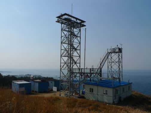L'un des observatoires permettant de mesurer la concentration de carbone 14 dans la suie atmosphérique. Celui-ci est situé sur l'île Jeju, dans le sud-est de la mer Jaune. © Elena Kirillova
