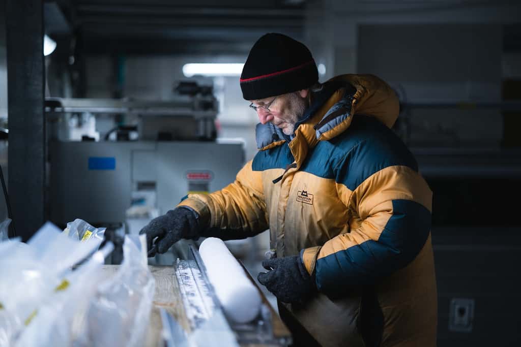 Les glaciologues ont travaillé dans le laboratoire de l’Alfred-Wegener Institut (AWI, Allemagne), le seul au monde où il est possible d’effectuer des mesures à haute densité sur les carottes de glace. © Jan Vincent Kleine, Alfred-Wegener Institut