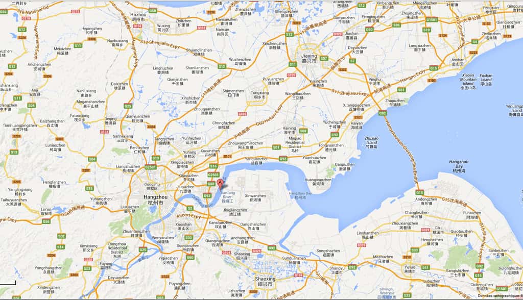 La rivière de Qiantang se jette dans la baie de Hangzhou, où l'estuaire adopte une forme d'entonnoir. La largeur de l'estuaire est d'une centaine de kilomètres dans la baie, et se réduit à seulement quelques kilomètres à l'embouchure de la rivière. Lorsque le mascaret se forme, il se propage sur plus de 100 km en amont de l'embouchure. © Google Map
