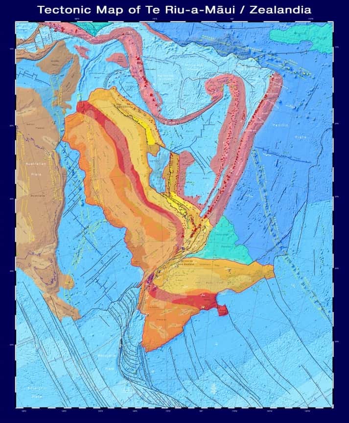 Sur cette carte tectonique, la croûte continentale est représentée par des tons rouges, orange, jaunes et bruns, et la croûte océanique, par des tons bleus. La croûte de l’arc insulaire est rose et la grande croûte de la province ignée est verte. © GNS Science