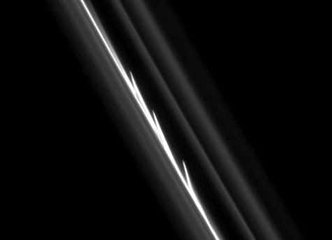 Prise par Cassini le 20 août 2008, cette image révèle les traces de la collision d’un petit objet avec un des anneaux externes de Saturne, peut-être une petite lune non encore détectée. Crédit Nasa
