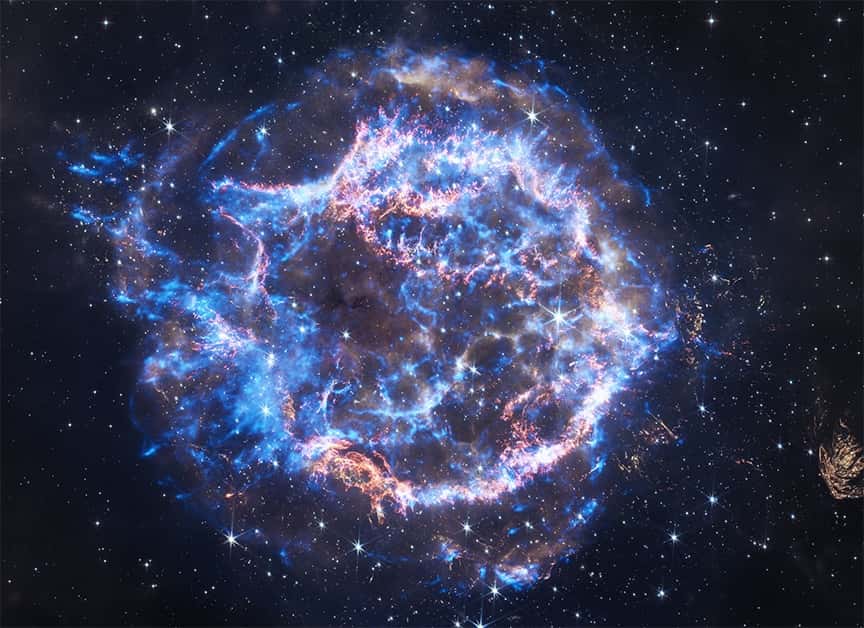 Les rayons X (ici, une image composite intégrant des données dans l’infrarouge) détectés par Chandra en pointant les restes de la supernova Cassiopée A montrent les débris de l’étoile qui a explosé ainsi que l’onde de souffle de son explosion. © X-ray : Nasa/CXC/SAO ; Infrared: Nasa/ESA/CSA/STScI/D. Milisavljevic (Purdue Univ.), I. De Looze (UGent), T. Temim (Princeton Univ.); Image Processing : Nasa/CXC/SAO/J. Major, J. Schmidt and K. Arcand