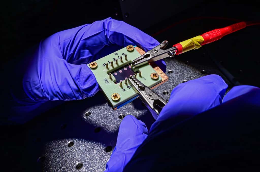 Ici, une cellule solaire à pérovskite 2D prête à être testée dans un simulateur solaire. © Jeff Fitlow, Université Rice
