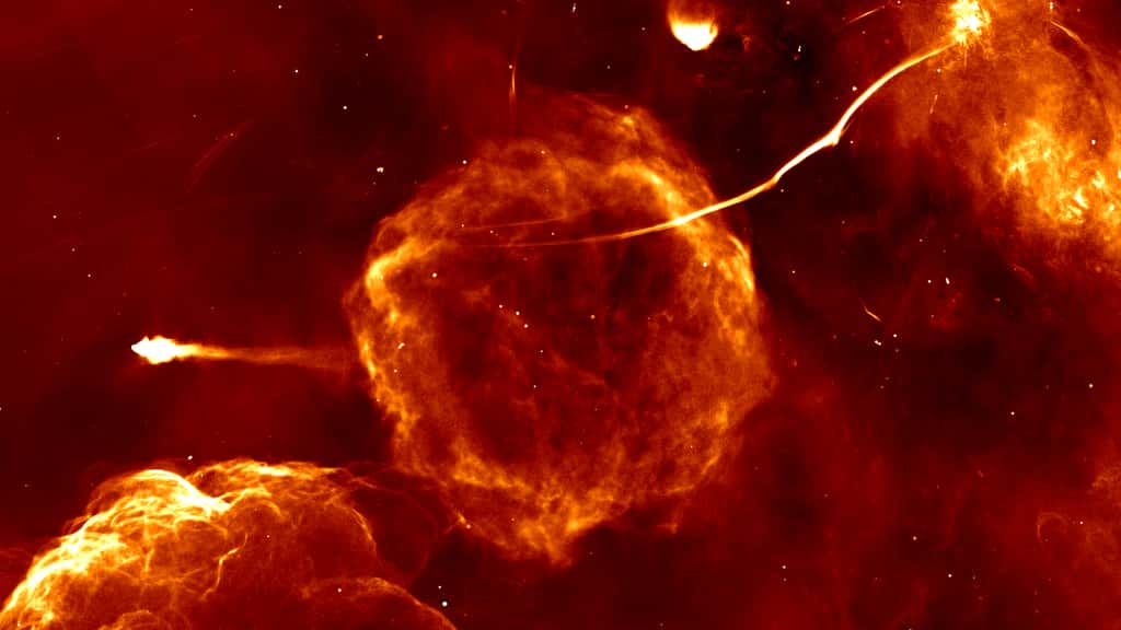 Au centre de ce gros plan, les restes d’une supernova. Et, à gauche, un pulsar en fuite probablement éjecté justement par la supernova. En haut à droite, encore un filament radio. L’un des plus longs. © I. Heywood, Sarao