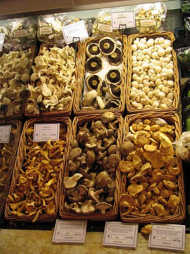 Pendant les mois automnaux on trouve un grand assortiment de champignons frais sur la plupart des marchés. © Creative Commons - Randomduck