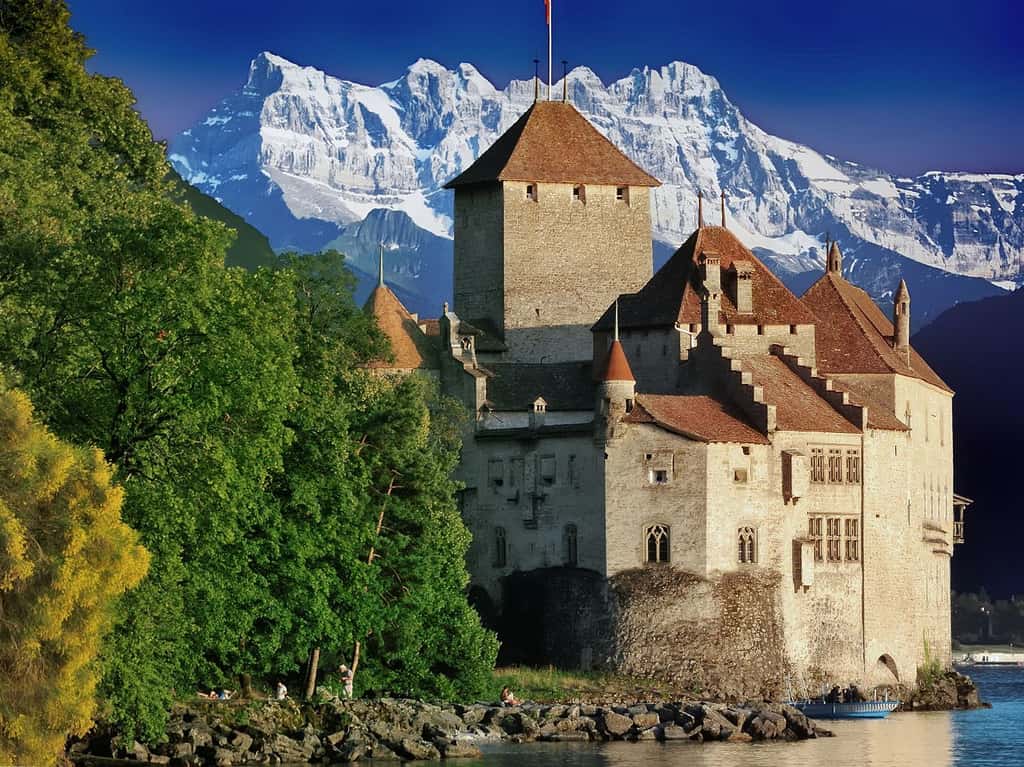 Faire du tourisme au lac Léman est l'occasion de visiter le château de Chillon, près de Montreux (Suisse), plusieurs fois cité dans la littérature. © Bolla Ugo, Wikimedia Commons, CC by-sa 3.0