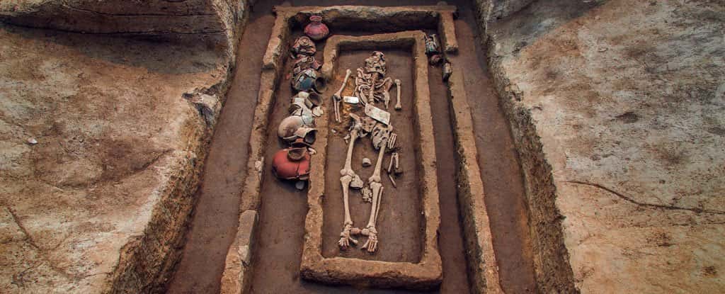 L'un des squelettes retrouvés, avec ses parures et les poteries qui l'ont accompagné dans l'au-delà. Ce personnage devait bénéficier d'un statut social élevé. © Université du Shandong