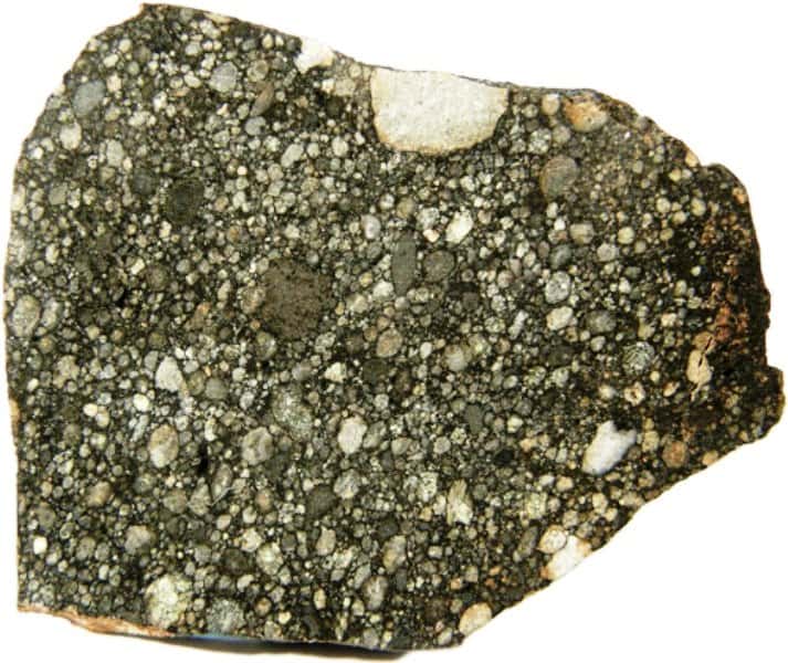 Northwest Afrika 5507 (NWA 5507), une chondrite ordinaire primitive trouvée au Maroc en 2008. ©<em style="text-align: justify;">Meteorites Australia Collection</em>