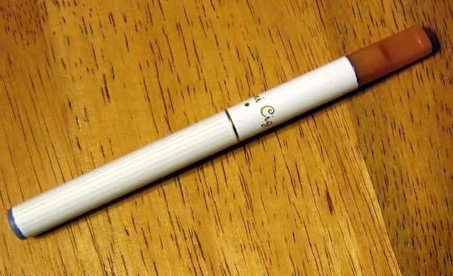 Cela ressemble à une cigarette classique, mais ce n'en est pas une. Pourtant, certaines molécules toxiques émises par la combustion de tabac sont également présentes dans la vapeur des e-cigarettes. © Jakemaheu, Wikipédia, DP