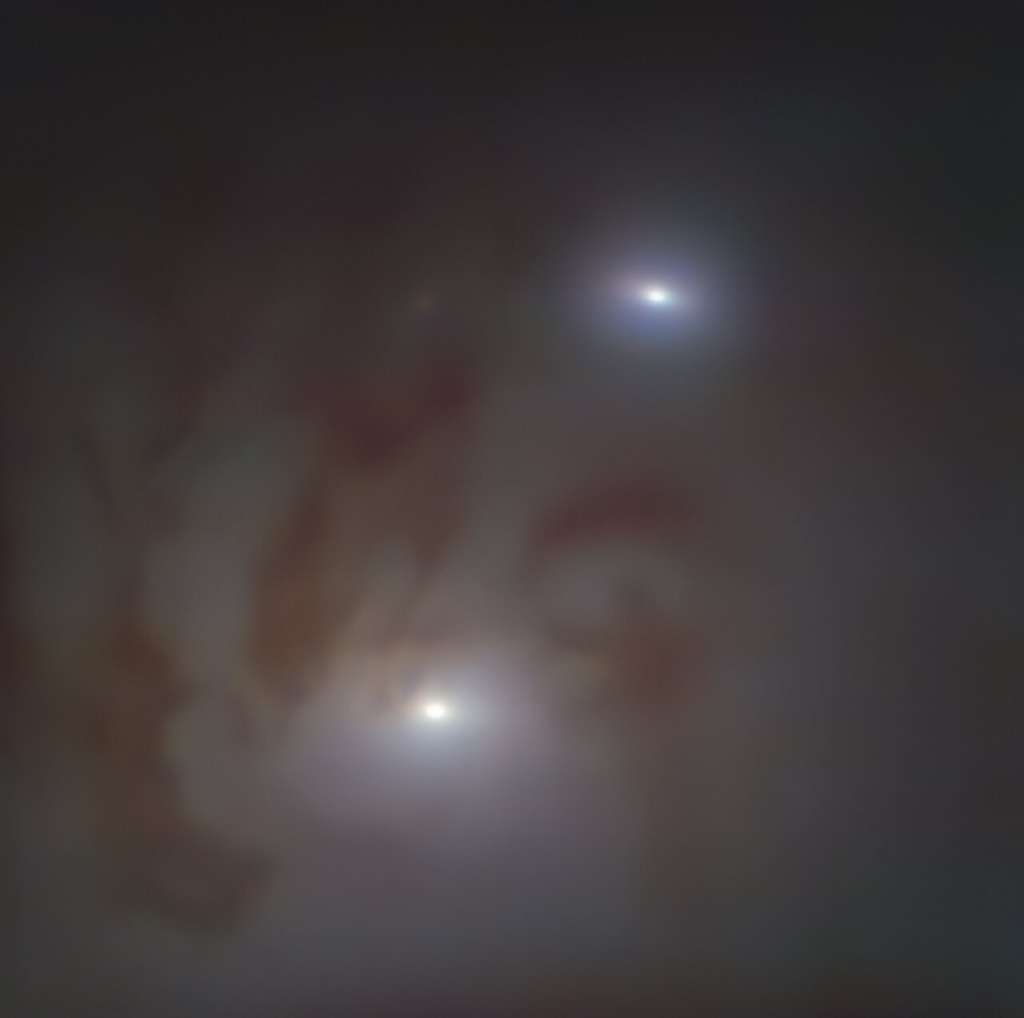 Ces deux points brillants au centre de la galaxie NGC 7727 correspondent à des groupes d’étoiles denses autour de trous noirs supermassifs. Ils devraient finir par entrer en collision et fusionner en un trou noir encore plus monstrueux. © Voggel et al., ESO