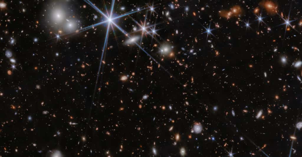 Quelque part dans cette image — du côté du point rouge presque au centre —, une équipe internationale de chercheurs a débusqué une collision entre deux trous noirs supermassifs alors que notre Univers n’avait pas plus de 740 millions d’années. © ESA, Webb, Nasa, CSA, J. Dunlop, D. Magee, P. G. Pérez-González, H. Übler, R. Maiolino, <em>et. Al.</em>