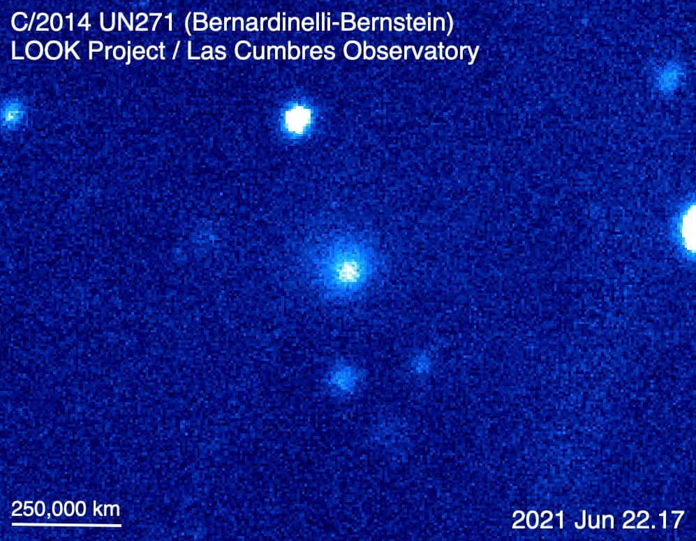 La comète C/2014 UN271 – aussi appelée comète Bernardinelli-Bernstein, vue sur une image composite de couleur synthétique réalisée avec le télescope de un mètre de l’observatoire Las Cumbres à Sutherland, en Afrique du Sud, le 22 juin 2021. Le nuage diffus que l’on observe autour de la comète correspond à sa chevelure. © Look, LCO