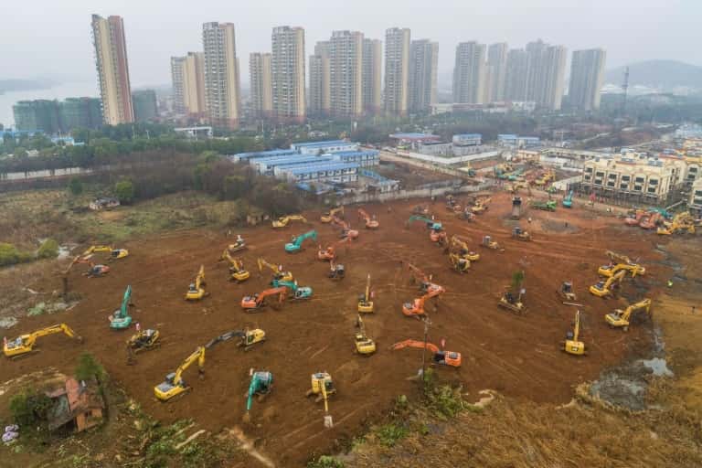 Une vue aérienne du chantier de construction d'un nouvel hôpital, à Wuhan ( Chine) pour accueillir et soigner les patients atteints du coronavirus. © STR, AFP