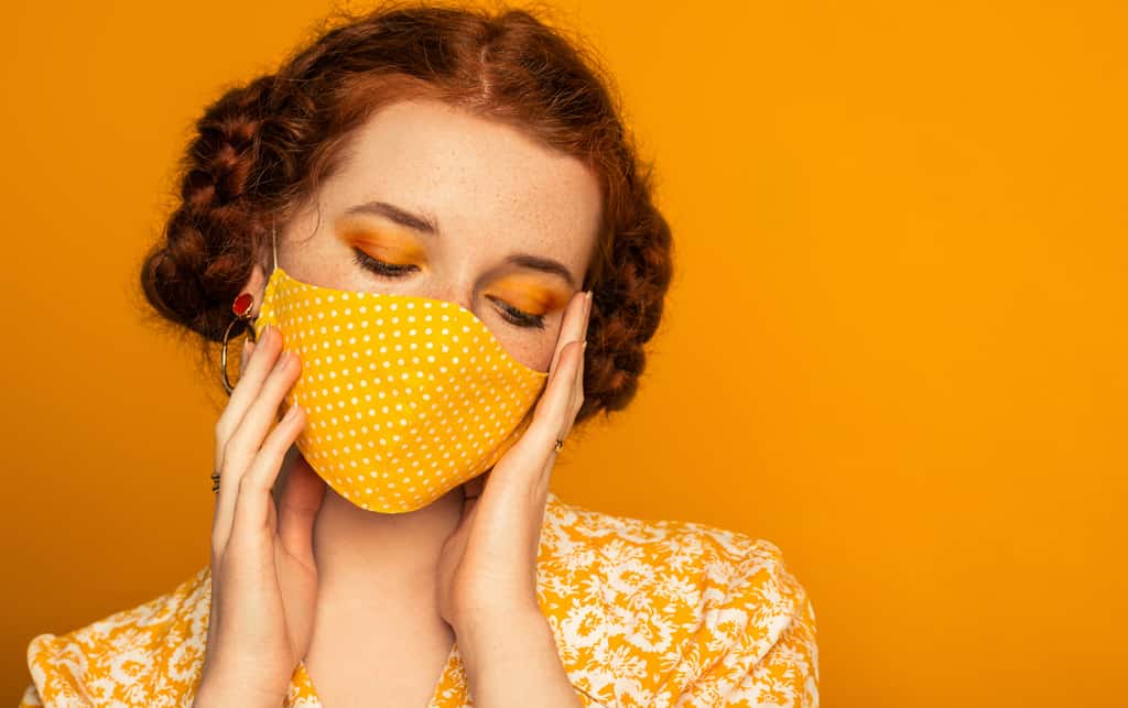 Les travaux des chercheurs de l’université de Cambridge (Royaume-Uni) intègrent les côtés négatifs de l’utilisation d’un masque comme l’augmentation du toucher du visage, par exemple. © Victoria Chudinova, Adobe Stock