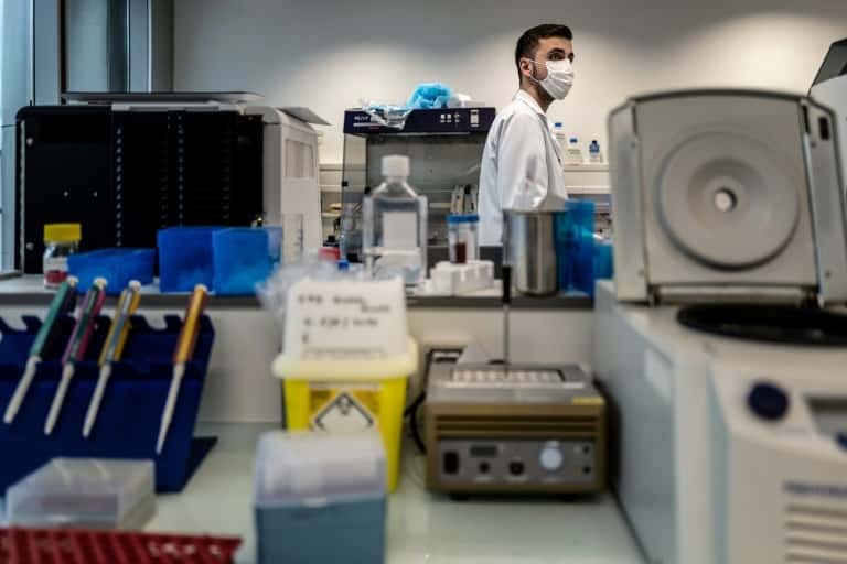 Un chercheur du laboratoire de l'hôpital de la Croix-Rousse à Lyon, le 14 janvier 2021 où sont étudiés les variants du virus. © Jeff Pachoud, AFP