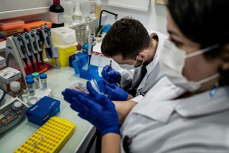 Des chercheurs étudient des échantillons du virus pour détecter des variants, au laboratoire de l'hôpital de la Croix Rousse, à Lyon, le 14 janvier 2021. © Jeff Pachoud, AFP