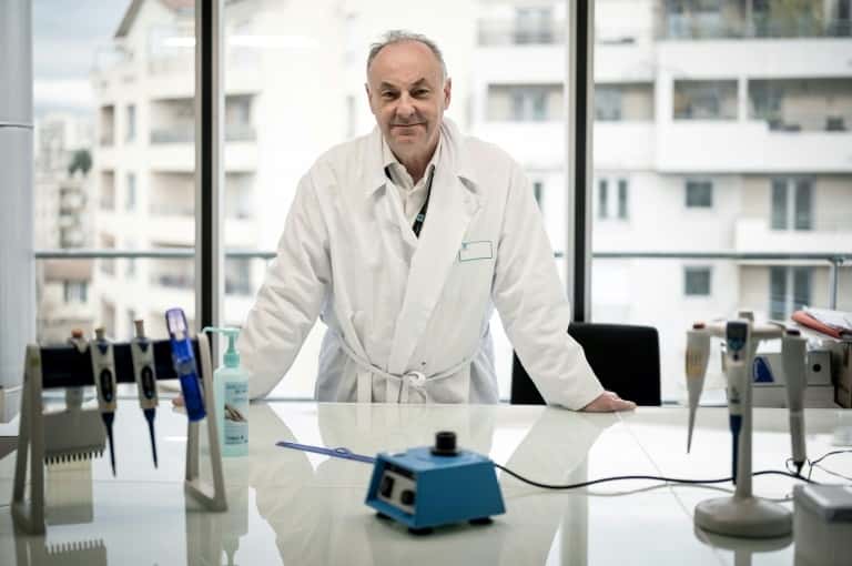 Le professeur Bruno Lina au laboratoire de l'hôpital de la Croix-Rousse, à Lyon, le 14 janvier 2021. © Jeff Pachoud, AFP