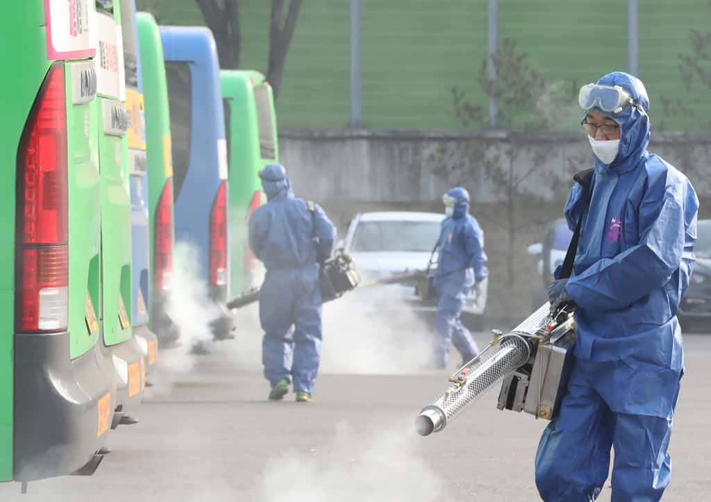 En Corée du Sud, le bilan serait de 833 contaminations et de sept morts. © Yonhap, AFP 