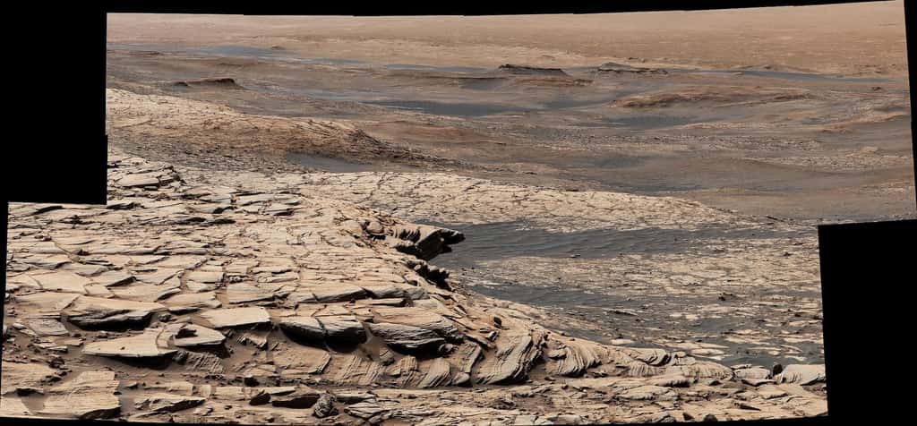 Les chercheurs de la Nasa ont analysé 24 échantillons provenant d’emplacements géologiques différents au cœur du cratère Gale. Ils ont mesuré, dans ces échantillons, les quantités des deux isotopes stables du carbone. Pour comprendre mieux l’évolution chimique et biologique de la planète Mars. Ici, la formation de grés dite de Stimson dans laquel il a été découvert des sédiments appauvris en carbone 13. © Nasa, JPL-Caltech, MSSS