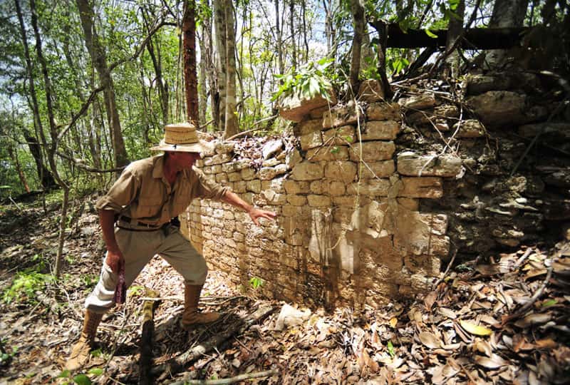 Ivan Sprajc devant l'un des murs découverts sur le site Maya de Chactún, 120 km à l'ouest de la ville de Chetumal, un ancien port Maya. © Inah