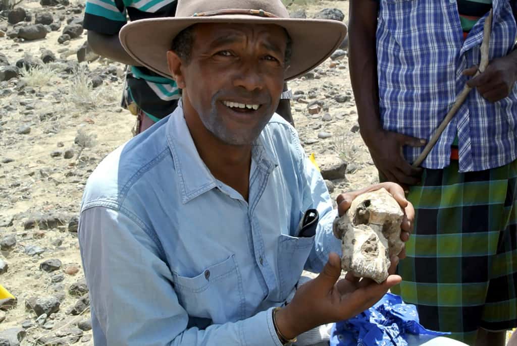 Yohannes Haile-Selassie, du <em>Museum of Natural history</em> de Cleveland, pose avec un fragment du crâne de l'Australopithèque découvert en Éthiopie, le 28 août 2019. © HO - <em>Cleveland Museum of Natural history</em>, AFP