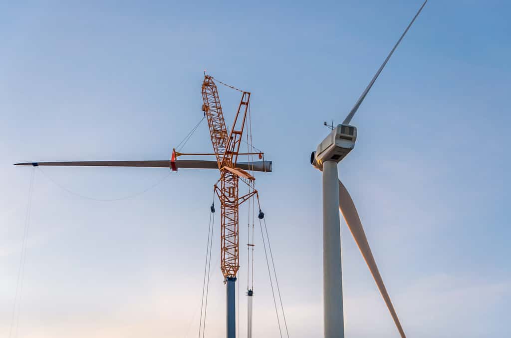 Les éoliennes se montent pour une vingtaine d’années. Mais dès le début, il faut inclure dans le projet, les étapes de leur démantèlement. © Laure F, Adobe Stock