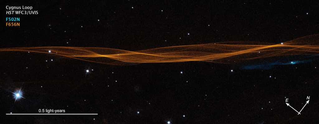Le télescope spatial Hubble a permis aux astronomes de zoomer sur les Dentelles du Cygne, révélant des sortes de filaments formés par la rencontre entre l’onde de choc de l’explosion de l’étoile en supernova et la matière environnante. © Nasa, ESA, STScI