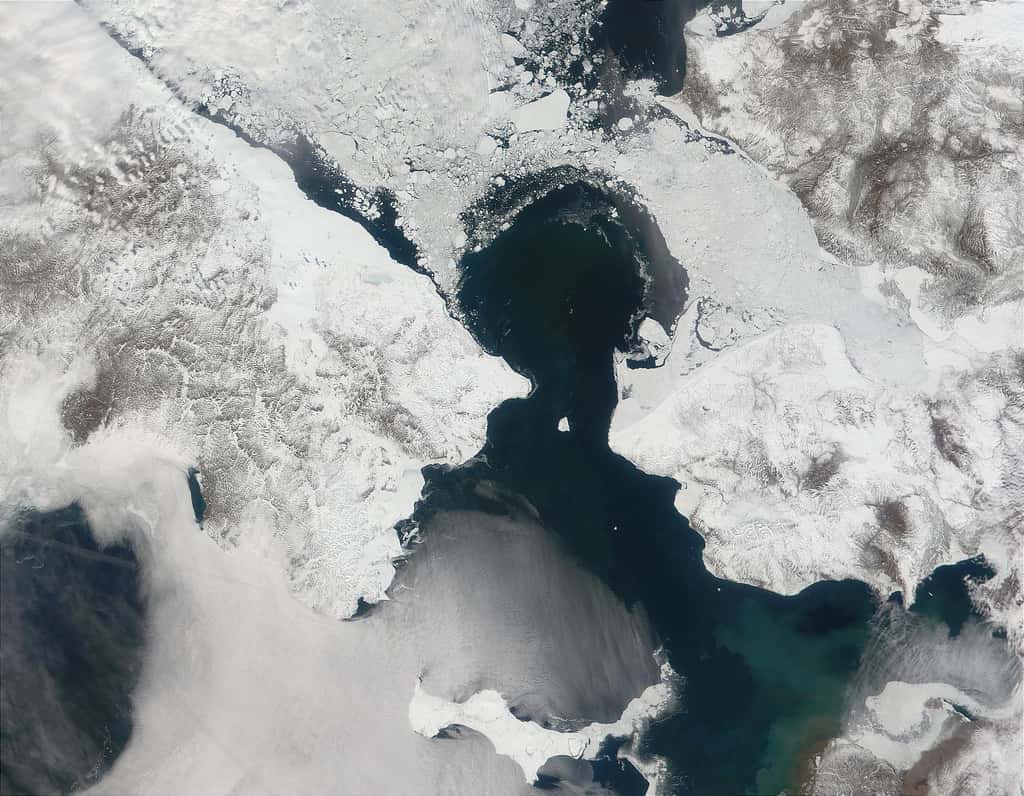 Aujourd'hui, l'Alaska (États-Unis, à droite) et la Tchoukotka (à gauche, Russie) sont aujourd'hui séparés de moins de 100 km. Il y a 15.000 ans, alors que la Terre n'était pas encore sortie d'une ère glaciaire, ces deux régions étaient reliées par la glace. Les populations de l'époque ont pu aller d'un continent à l'autre avant que la mer de Béring ne les sépare. © DrJohnBullas, Flickr, cc by nc nd 2.0
