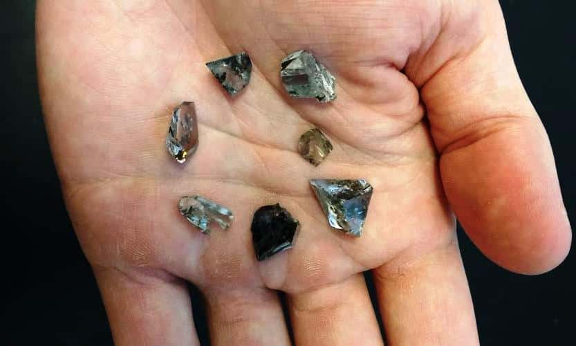 Des diamants bruts de quelques carats. Il s'agit de restes de la taille de diamants se formant à grande profondeur et qui ont été étudiés par les géochimistes et les minéralogistes. © Evan Smith