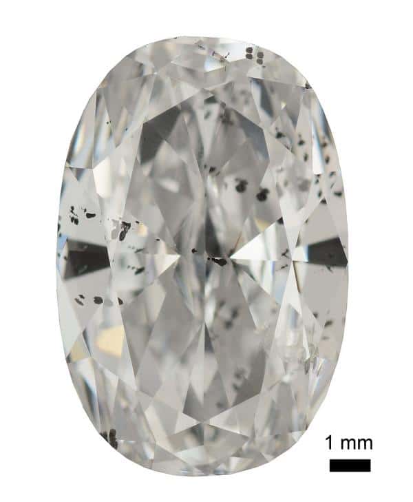 Un diamant contenant de multiples inclusions dont certaines sont métalliques. © Jae Liao