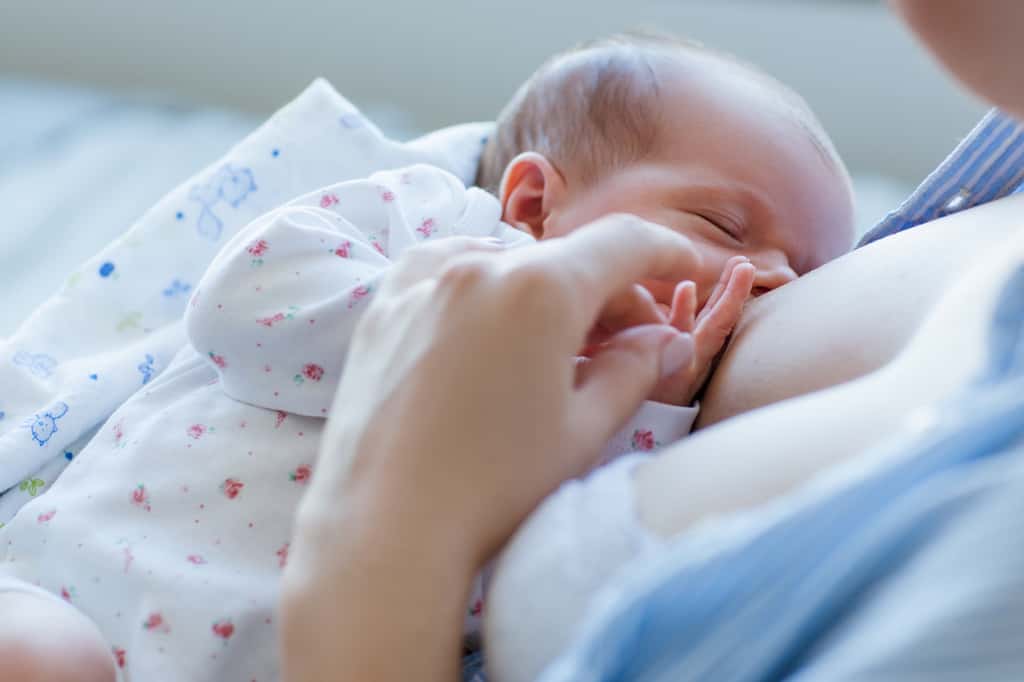 L'allaitement maternel procure des bienfaits au bébé et à la maman. © golubovy, Adobe Stock