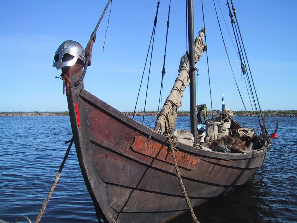 Les Vikings traversaient les océans à l'aide de navires étroits, que l’on appelle communément drakkars. Ils pouvaient ainsi remonter les fleuves, perpétrer des pillages loin dans les terres, et ramener de leurs excursions des esclaves. © Henribergius, Flickr, cc by sa 2.0