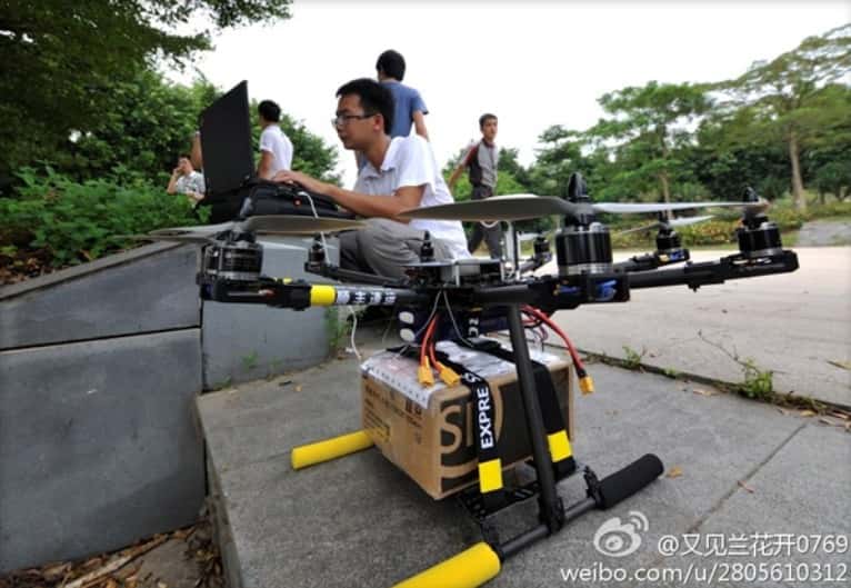 Si Amazon a créé le buzz en dévoilant un projet de drone-livreur, il n’est pas le seul à y avoir pensé. En septembre dernier, des images postées sur le réseau social chinois Weibo montraient un drone-livreur (à l’image) en action dans la ville de Dongguang. © Weibo