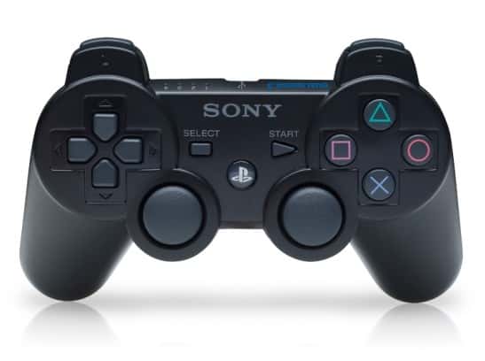 Selon les dernières rumeurs, Sony aurait fait évoluer sa manette de jeu en remplaçant les boutons « Select », « Start » et « PS » par un minipavé tactile. Un nouveau bouton « Share » ferait aussi son apparition afin de pouvoir partager facilement des captures d’écran et des vidéos via Internet. © Sony Computer Entertainment