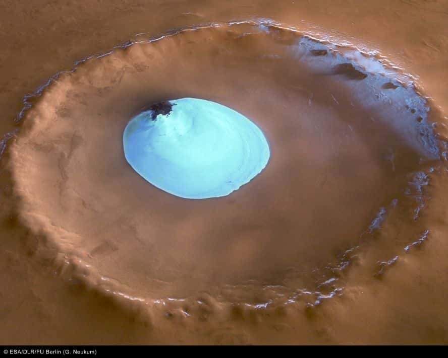 Une étendue de glace d'eau sur Mars, figée au fond d'un cratère de 35 km de large et 2 km de profondeur, situé près du pôle nord de la planète. Cette image spectaculaire a été obtenue le 28 juillet 2005 grâce à l'équipe de G. Neukum, de l'université de Berlin, et à la caméra à haute résolution HRSC, embarquée sur la sonde Mars Express. © ESA/DLR/FU Berlin (G. Neukum) 