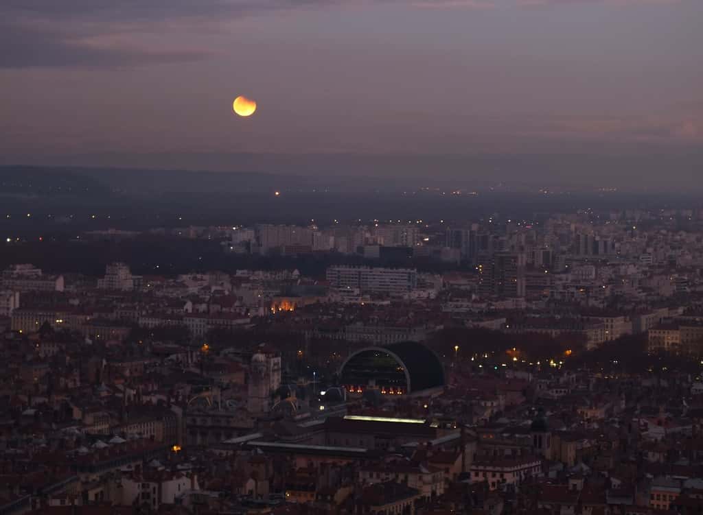 L'éclipse partielle de Lune du 10 décembre 2011, photographiée au-dessus de la ville de Lyon. © Jean-Baptiste Feldmann