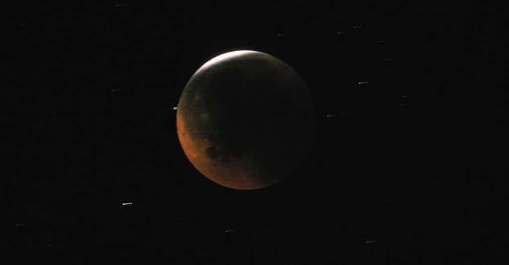Lors d’une éclipse totale, la Lune apparaît rouge — en haut, le 20 janvier 2019. Mais si des aérosols issus d’une éruption volcanique troublent la haute atmosphère, elle peut prendre une couleur très sombre et devenir presque invisible — en bas, le 30 décembre 1982, après l’éruption du volcan El Chichon (Mexique). © <em>European Space Agency</em> et Richard Keen