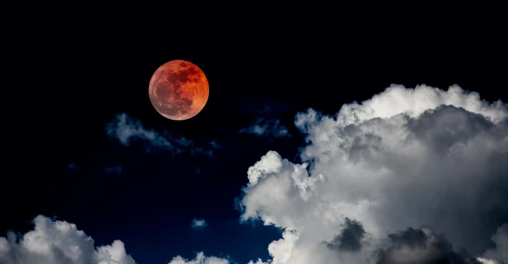 Lorsque la Lune s’éclipse — comme aujourd’hui 8 novembre 2022 —, elle prend une belle teinte rouge. © Wutthipong53, Adobe Stock