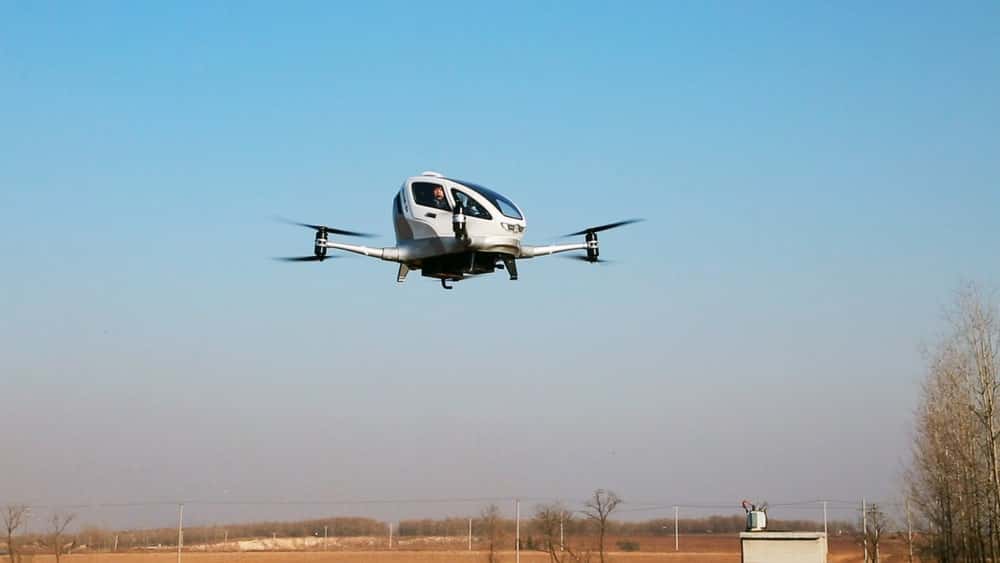 Le drone taxi Ehang 184 durant son vol avec passager. © Ehang