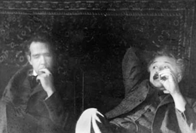 De gauche à droite, Niels Bohr et Albert Einstein en pleine réflexion sur les mystères de la physique quantique. © Ehrenfest, Wikimedia Commons, DP