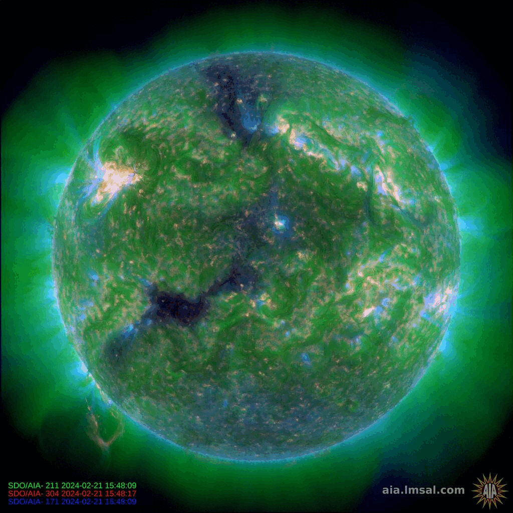 À gauche de notre Soleil sur cette image, la tache solaire AR3590. À droite, une éjection de masse coronale engendrée par la rupture d’un filament magnétique © Lockheed Martin Solar and Astrophysics Laboratory