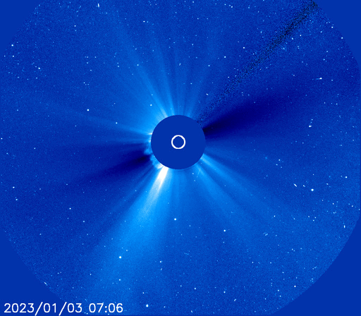 Une éjection de masse coronale (CME) s’est produite hier, mardi 3 janvier 2023, sur la face cachée du Soleil. © Soho, Spaceweather.com