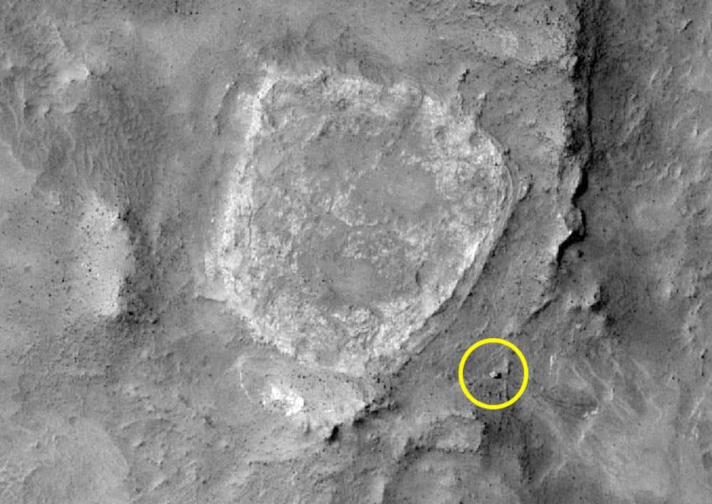 <em>Home Plate</em> est un ancien dépôt de cendres volcaniques érodé. C'est proche de lui que le rover Spirit, situé dans le cercle jaune, a repéré des restes d'une activité hydrothermale ancienne faisant penser à celle des geysers que l'on peut par exemple trouver au Chili sur le site d'El Tatio. © Nasa