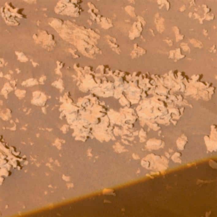 Prise en avril 2007 par le rover martien Spirit près de <em>Home Plate</em> sur <em>Columbia Hills</em>, cette photo montre de curieux nodules de silice. © Nasa/JPL-Caltech