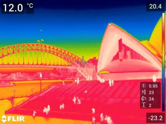 Cette image prise par caméra thermique montre la quantité de chaleur émise par le port de Sydney (Australie) et ses environs durant la nuit. Une chaleur sous forme de rayonnement infrarouge que les chercheurs espèrent bien exploiter à l’avenir pour produire de l’électricité. © Université de Nouvelle-Galles du Sud